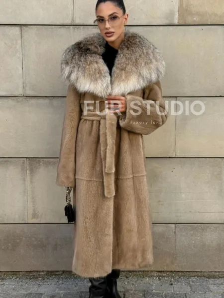 Шуба из норки Caramel с капюшоном из меха рыси - фото 9