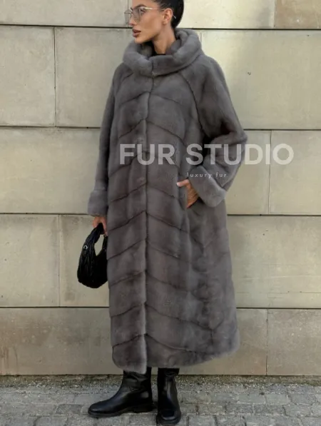 Шуба в диагональной выкладке меха норки, графит грей с капюшоном - фото 10