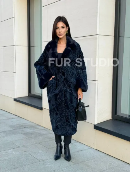 Шуба из каракуля Indigo Blue с отделкой из меха норки, фасон кокон - фото 0