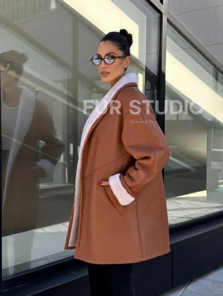 Женская дублёнка на запах с поясом - цвет кэмел - фото 8