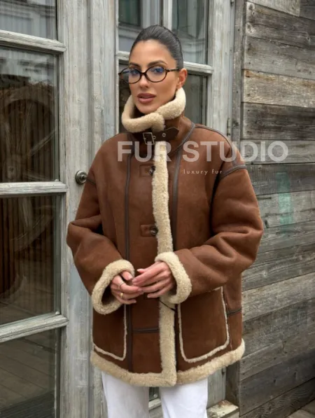 Современная коричневая дубленка из меха кёрли «Casual style» - фото 12