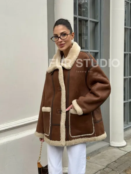 Современная коричневая дубленка из меха кёрли «Casual style» - фото 16