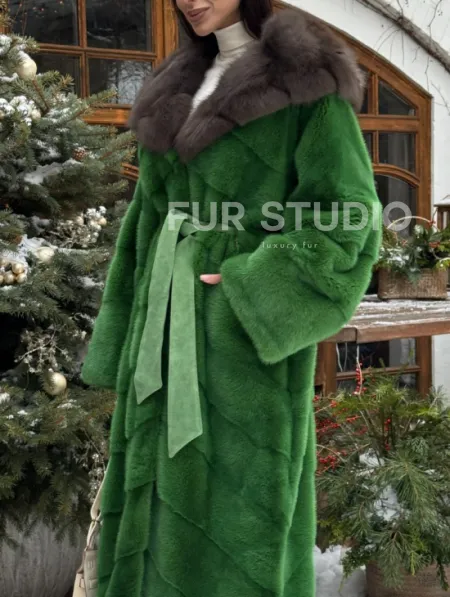 Шуба зеленого цвета с капюшоном из меха куницы - фото 2