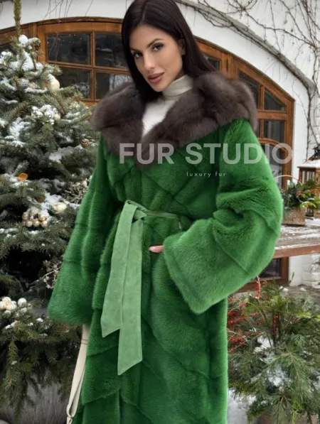 Шуба зеленого цвета с капюшоном из меха куницы - фото 3