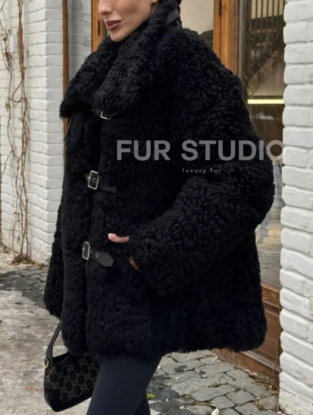 Черная дубленка средней длины из овчины тиградо 