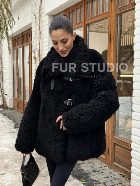 Черная дубленка средней длины из овчины тиградо 