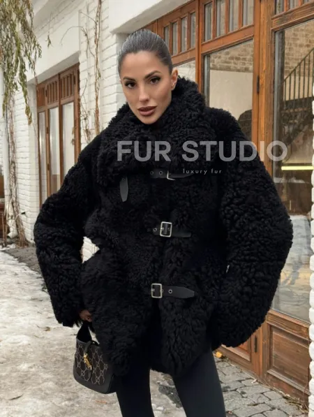 Черная дубленка средней длины из овчины тиградо 