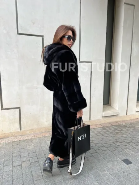 Шуба из норки Velvet с капюшоном в черном цвете - фото 7