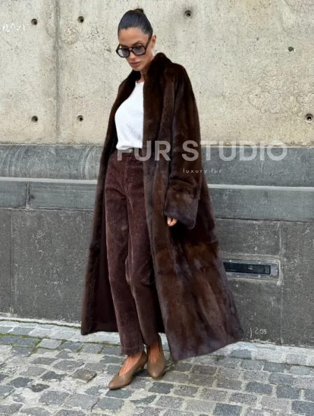 Эффектная норковая шуба цвета 
