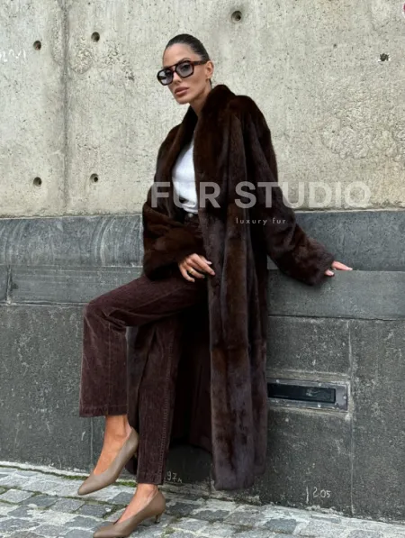 Эффектная норковая шуба цвета 