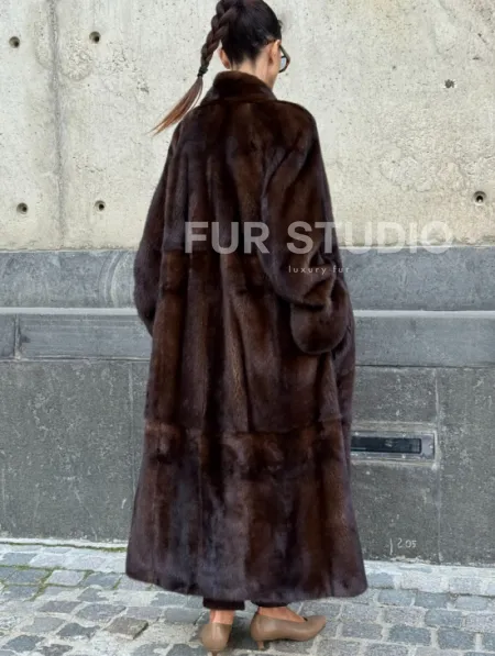 Эффектная норковая шуба цвета 