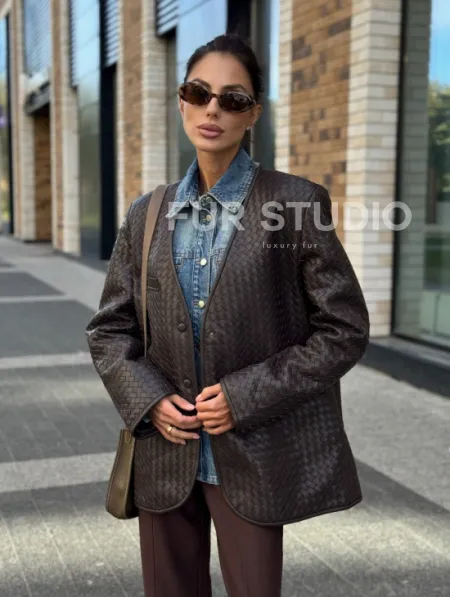Стильный пиджак из натуральной плетеной кожи - фото 9