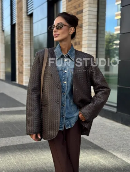 Стильный пиджак из натуральной плетеной кожи - фото 12