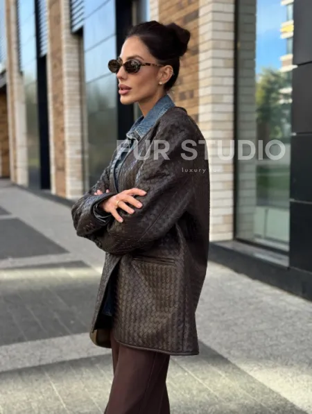 Стильный пиджак из натуральной плетеной кожи - фото 6