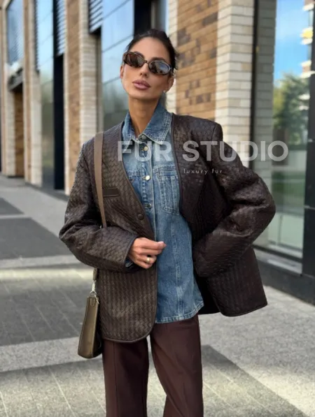 Стильный пиджак из натуральной плетеной кожи - фото 10