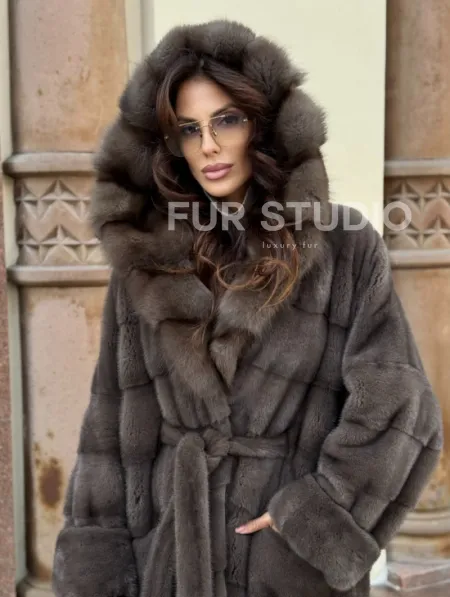 Шуба норковая в цвете мокко с капюшоном куница - фото 2