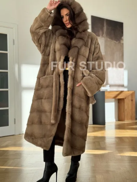 Бежевая норковая шуба с капюшоном куница - фото 1