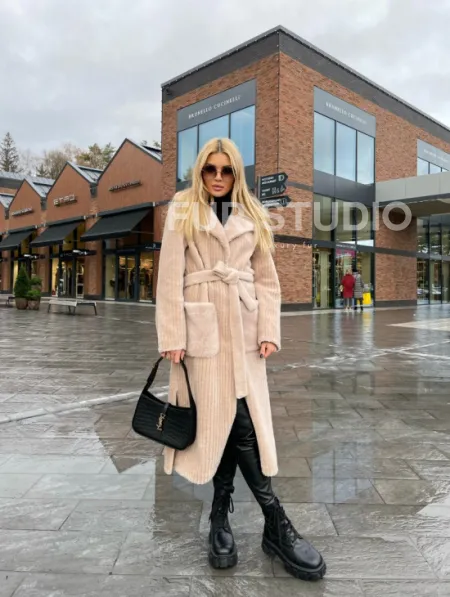 Шуба из натуральной шерсти в бежевом оттенке - фото 3