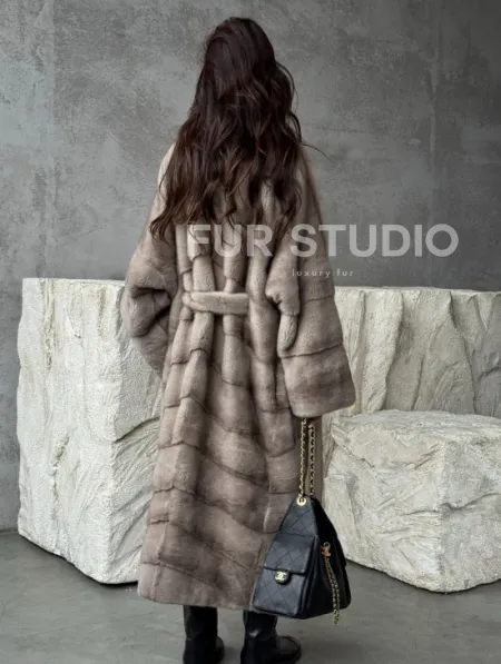 Удлинённая норковая шуба с поясом - фото 4