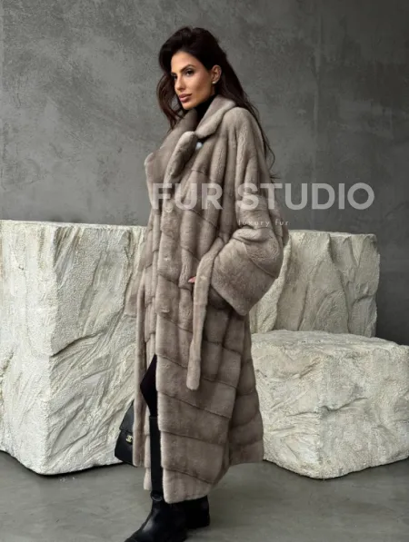 Удлинённая норковая шуба с поясом - фото 8