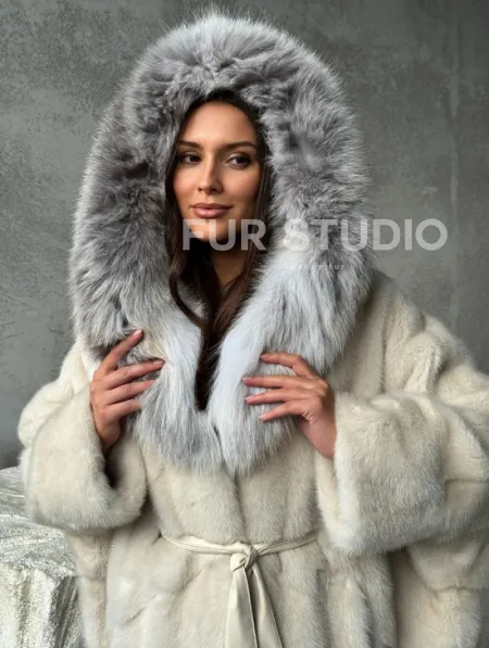 Светлая норковая шуба - летучка с капюшоном - фото 4