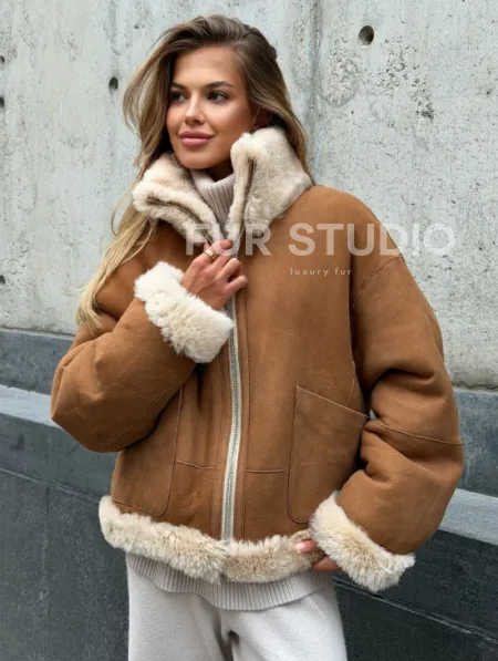 Двухсторонняя короткая дубленка из овчины - фото 0