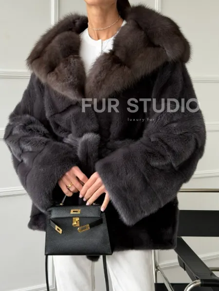 Графитовая шуба с капюшоном из куницы - фото 4
