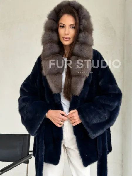 Норковый полушубок синего цвета с капюшоном куница - фото 6