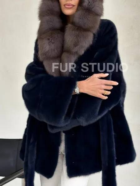 Норковый полушубок синего цвета с капюшоном куница - фото 2