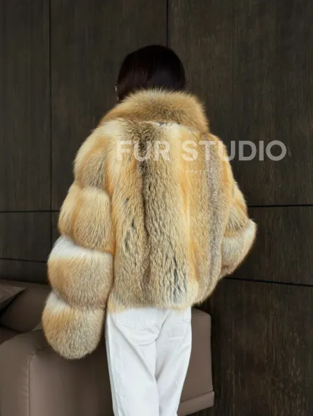 Полушубок-кроп с шалевым воротником из лисы - фото 10