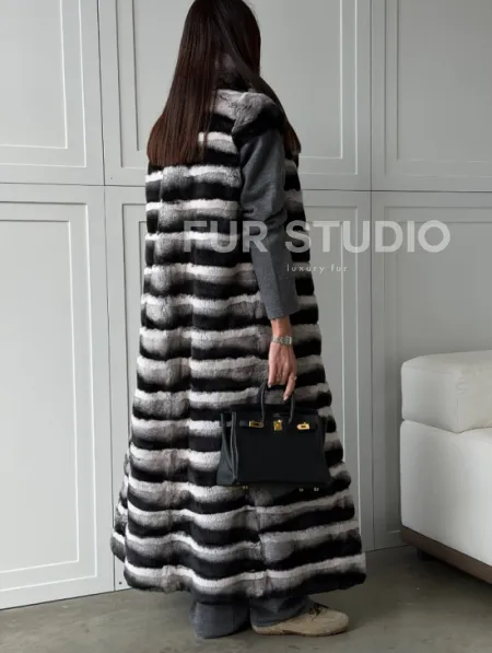 Меховой жилет из шиншиллового кролика - фото 4