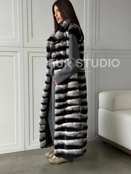 Меховой жилет из шиншиллового кролика - фото 5