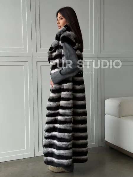 Меховой жилет из шиншиллового кролика - фото 12