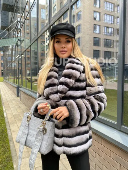 Укороченная шиншилловая шуба из меха орилага - фото 3