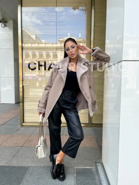 Авиатор дубленка из натуральной овчины в бежевом оттенке - фото 2