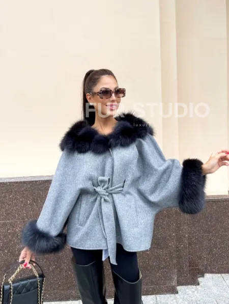 Пончо из натуральной шерсти с капюшоном из песца - фото 3