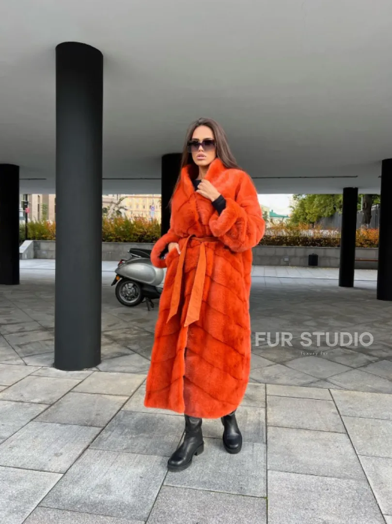 Шуба из меха скандинавской норки в оранжевом оттенке - фото 3