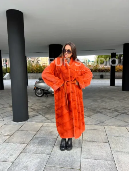 Шуба из меха скандинавской норки в оранжевом оттенке - фото 2