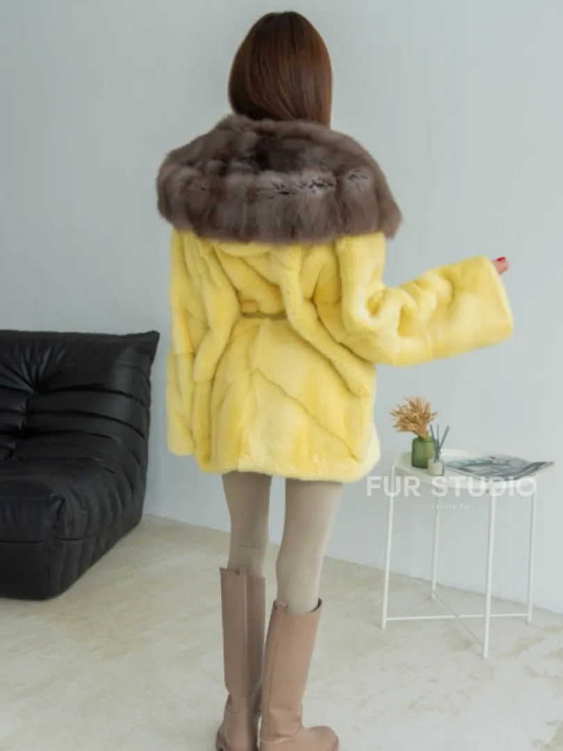 Норковое пончо - шуба с капюшоном из меха куницы - желтого цвета - фото 3