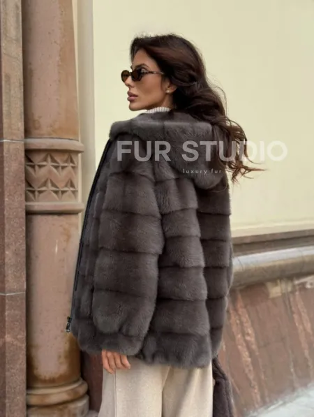 Бомбер из меха норки с капюшоном - цвет мокко - фото 7