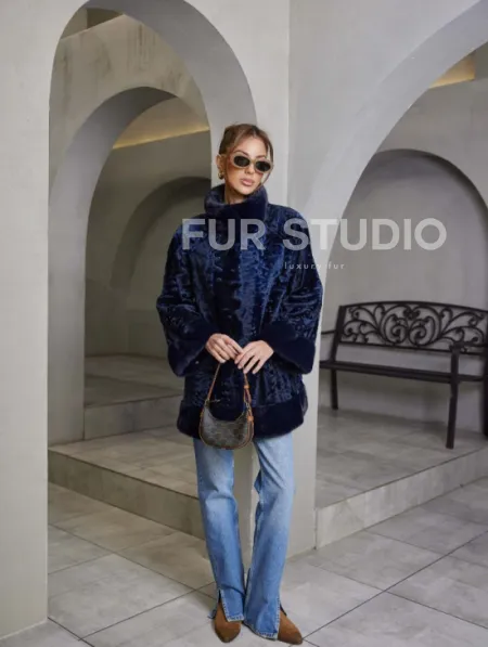 Шуба из каракульчи стойка воротник - цвет синий - фото 3