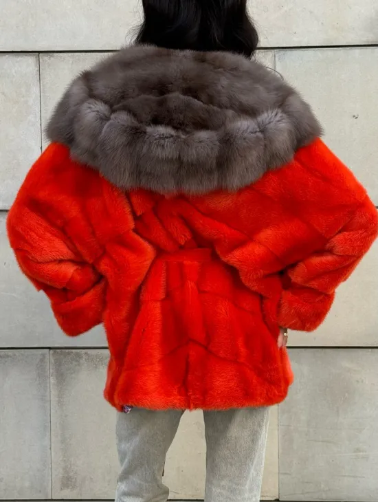 Шуба из меха норки цвета Grenadine (оранжевый) с капюшоном из меха куницы - фото 7