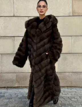 Удлиненная шуба из меха куницы с капюшоном - фото 11