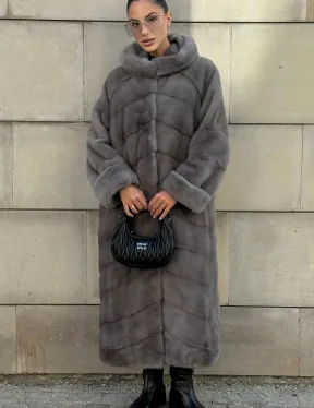 Шуба в диагональной выкладке меха норки, графит грей с капюшоном - фото 11