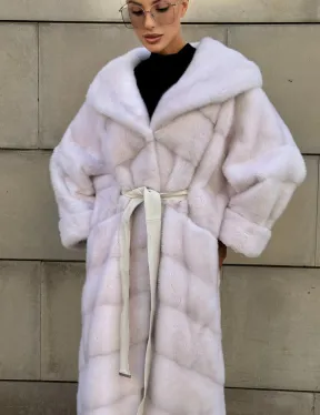 Шуба в диагональной выкладке меха норки White ice с капюшоном - фото 6