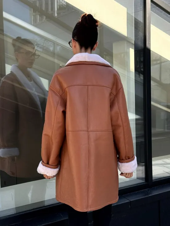 Женская дублёнка на запах с поясом - цвет кэмел - фото 7