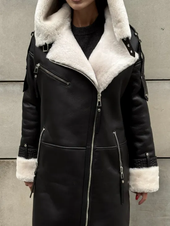 Черная удлиненная дубленка авиатор  с капюшоном на белой овчине - фото 5
