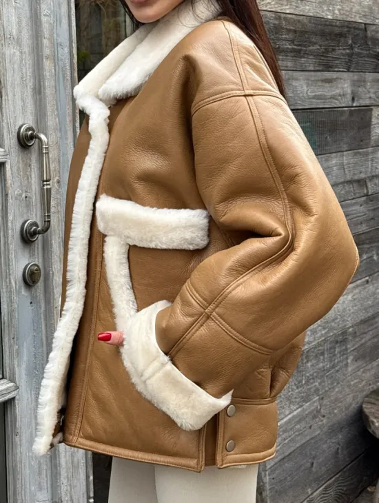 Модная куртка - дубленка в стиле «Oversize» на пуговицах и манжетами на рукавах - фото 3