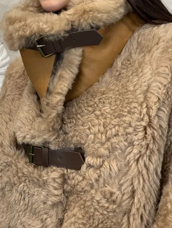 Бежевая женская дубленка из натуральной овчины Тиградо средней длины с отложным воротником - фото 1