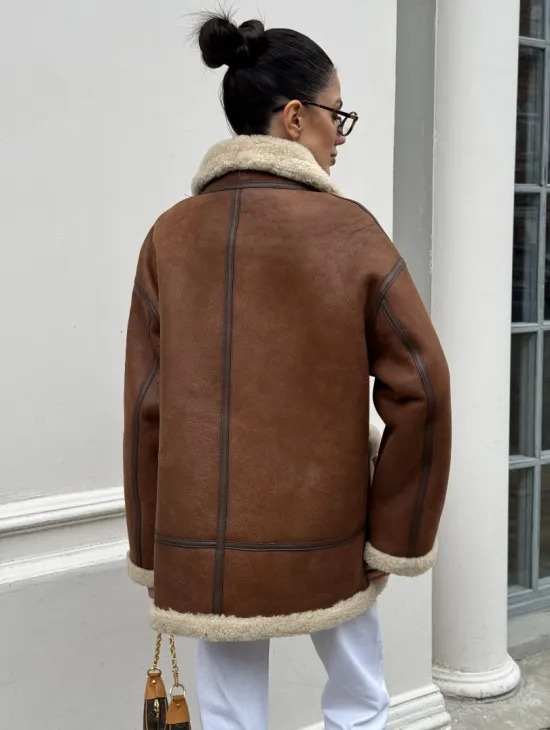 Современная коричневая дубленка из меха кёрли «Casual style» - фото 10